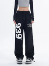 Vintage Wide Leg Harf Baskılı Jogger, model üzerinde — Navra Wear