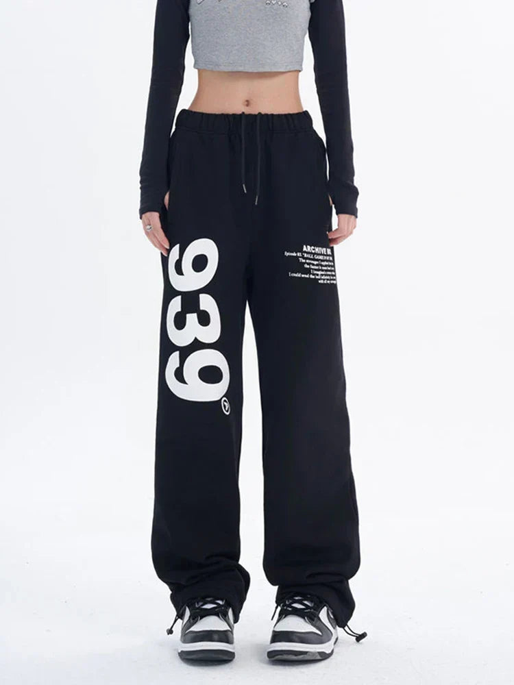 Vintage Wide Leg Harf Baskılı Jogger, model üzerinde — Navra Wear