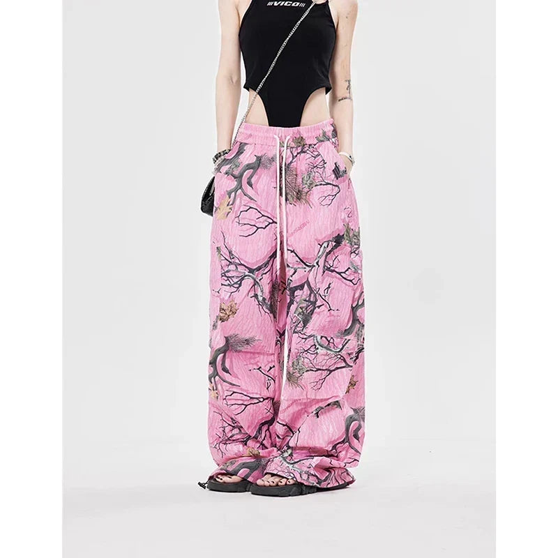 Kadın Batik Desenli Pantolon, model üzerinde — Navra Wear