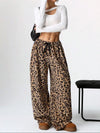 Bol Kesim Leopar Desenli Pantolon, model üzerinde — Navra Wear