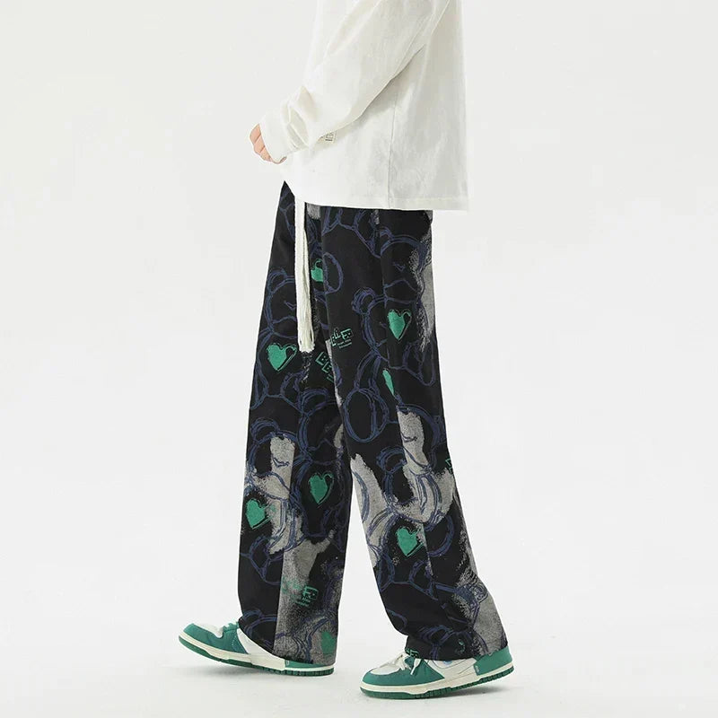 Vintage Düz Kesim Grafiti Baskılı Jogger, model üzerinde — Navra Wear