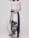 Y2K Mozaik Desenli Jogger, model üzerinde — Navra Wear