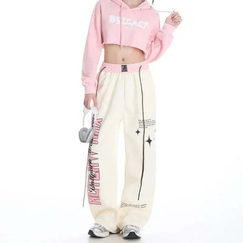 Vintage Bol Kesim Kore Baskılı Jogger, model üzerinde — Navra Wear